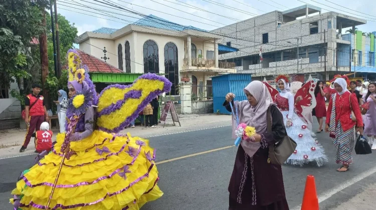 SMAN 1 Bunguran Timur Tampilkan Kostum Daur Ulang