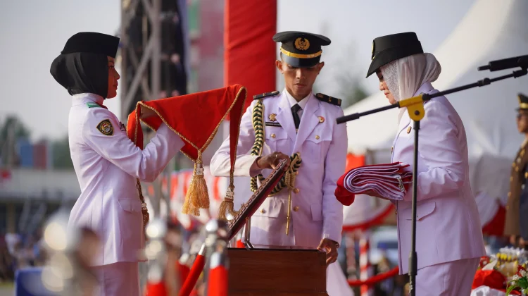 Upacara Penurunan Bendera HUT ke-81 RI di Pantai Piwang Berlangsung Khidmat
