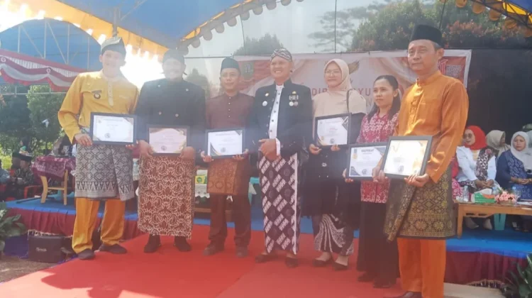 Bunguran tengah Berikan Penghargaan Desa dan ASN Berprestasi