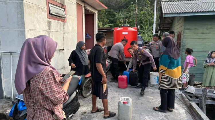 Patroli Napoleon Presisi Polsek Siantan Salurkan Air Bersih untuk Warga