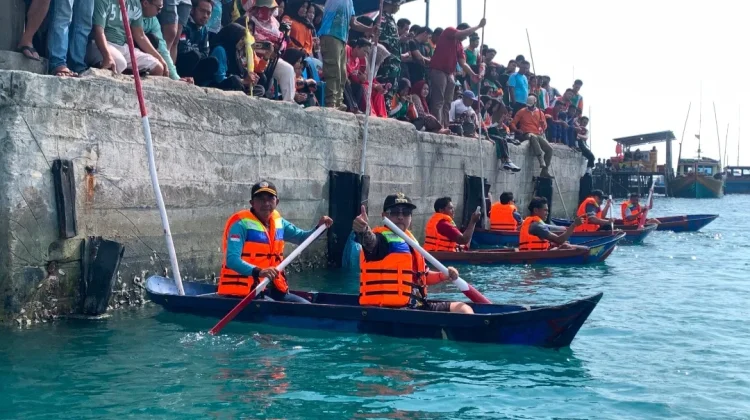 Camat Subi Ikut Lomba Kayuh Jelur