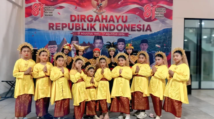 Sanggar Putri Budaya Serasan Ikut Meramaikan Malam Kenegaraan di PLBN Serasan