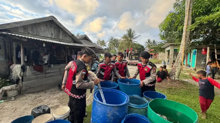 Polres Natuna Salurkan Air Bersih hingga ke Pelosok Desa