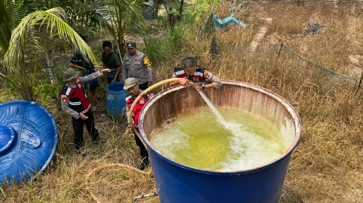 Polres Natuna Salurkan 8 Ton Air Bersih untuk Warga Mahligai