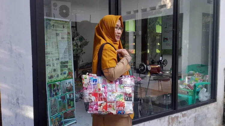 Merdeka Dari Sampah, Kemasan Plastik Jadi Tas Kerja
