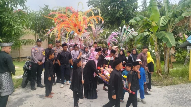 Polsubsektor Serasan Timur Kawal Pawai Maulid Nabi di Desa Arung Ayam