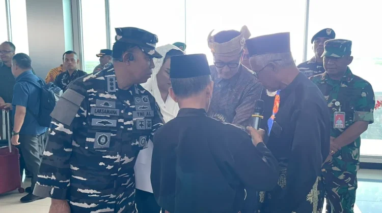 Wamenlu RI di Sambut Tarian Sekapur Sirih dan Tepung Tawar di Natuna