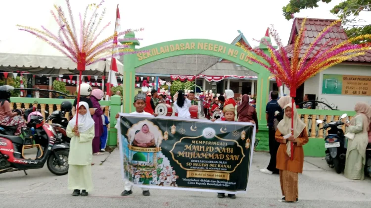 SDN 002 Ranai Berbagi Telur Merah Semarakkan Maulid Nabi