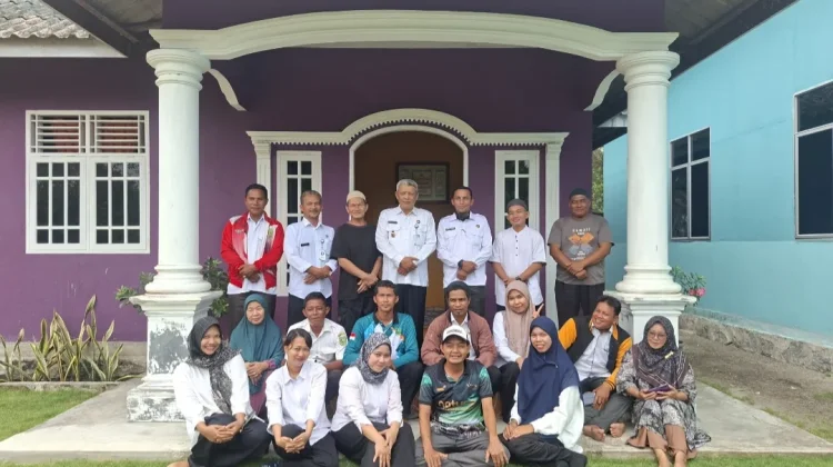 Camat Bunguran Batubi Besuk Kasubbag Keuangan yang Sakit