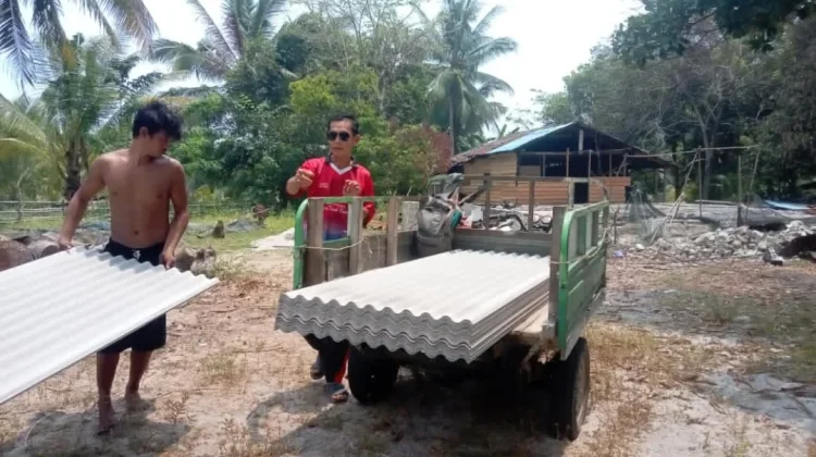 Desa Kelarik Air Mali Bantu Atap Warga Terdampak Kebakaran