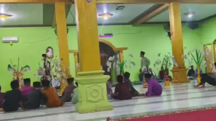 Maulid Nabi di Gunung Putri Meriah Dengan Tradisi Berbagi