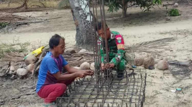 Babinsa Pulau Panjang Bantu Pekerja Pembangunan KDKMP