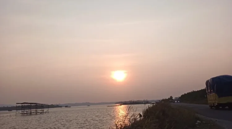 Langit Senja Memerah, Sunset Hadirkan Pesona Istimewa di Penagi Natuna