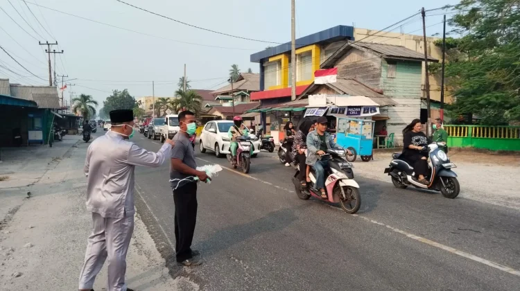 Waspadai Kabut Asap Kiriman, Kecamatan Bunguran Timur Bagikan Masker