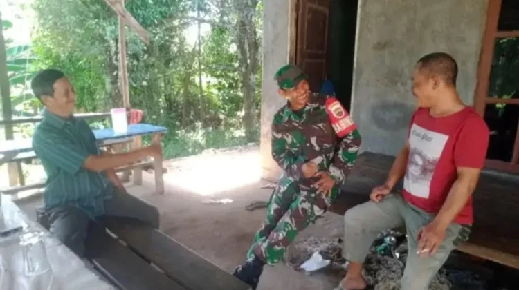 Babinsa Kelanga Perkuat Komunikasi Dukung Kemajuan Desa