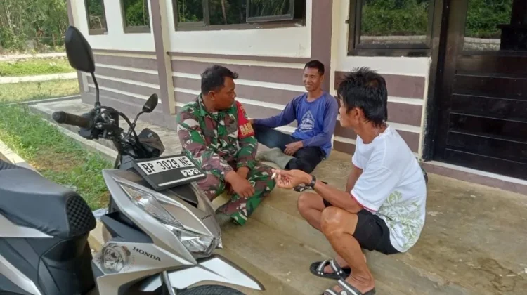 Babinsa Tanjung Batang Ingatkan Warga Utamakan Keselamatan saat Beraktifitas