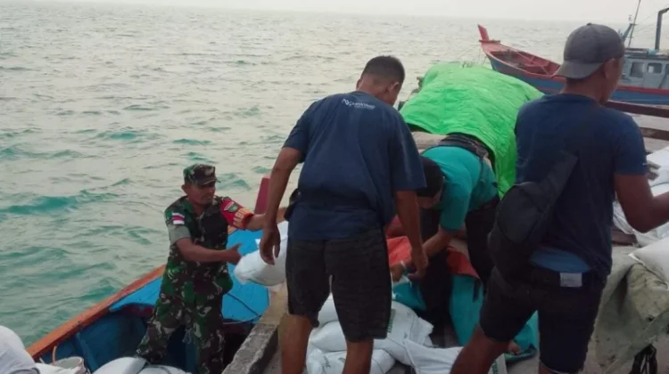Babinsa Serasan Dampingi Penyaluran Beras di Dua Desa
