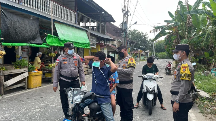 Polsek Serasan Bagikan Masker kepada Masyarakat