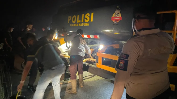 Kapolres Natuna Turun Langsung Padamkan Karhutla 20 Hektare di Batubi