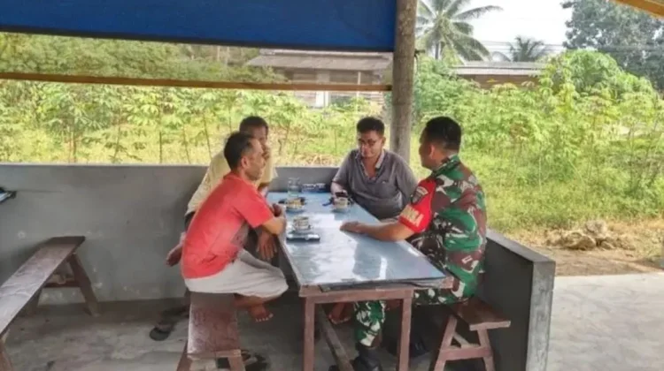 Pererat Silaturahmi , Babinsa Kelurahan Batu Hitam Lakukan Komsos