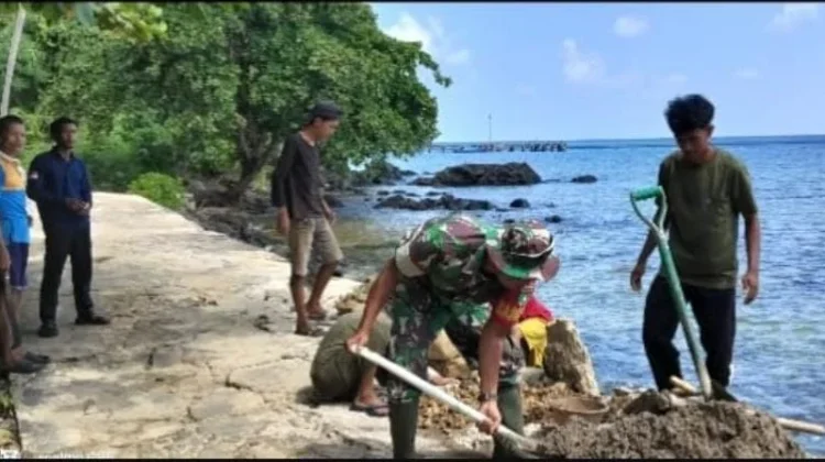 Babinsa dan Warga Setumuk Gelar Goro Perbaiki Jalan Rusak