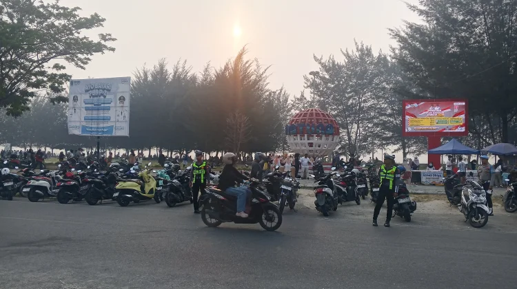 Satlantas Polres Natuna Amankan Lalu Lintas di Pantai Piwang