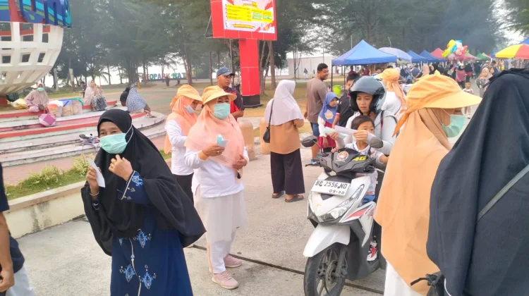DWP Dishub Natuna Bagikan Masker kepada Warga di Pantai Piwa