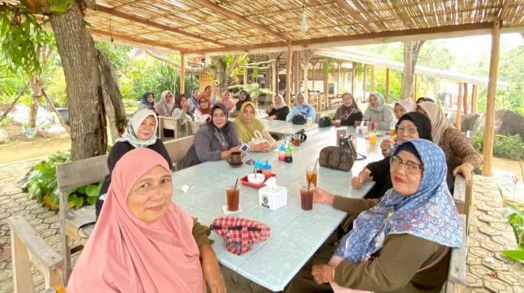 Pererat Silaturahmi, Ibu-Ibu Air Raya Serasan Gelar Arisan di Pendopo Lawas