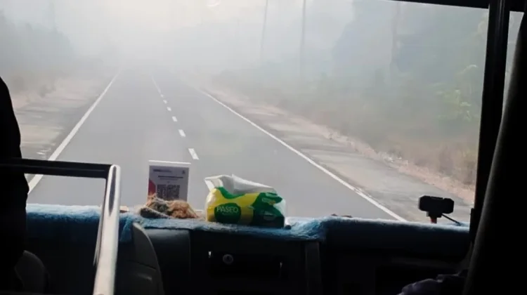 Kabut Asap Ganggu Jarak Pandang Jalan Batubi-Kelarik
