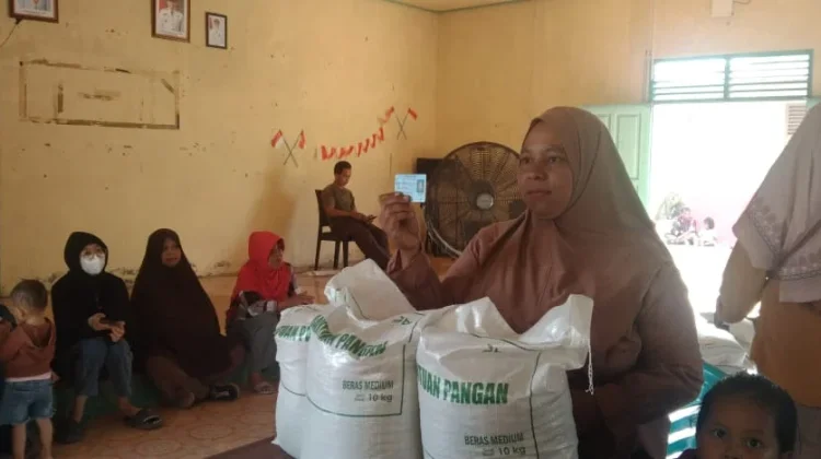Sebanyak 373 KPM di Kelurahan Bandarsyah, Menerima Bantuan Pangan Beras 30 Kg