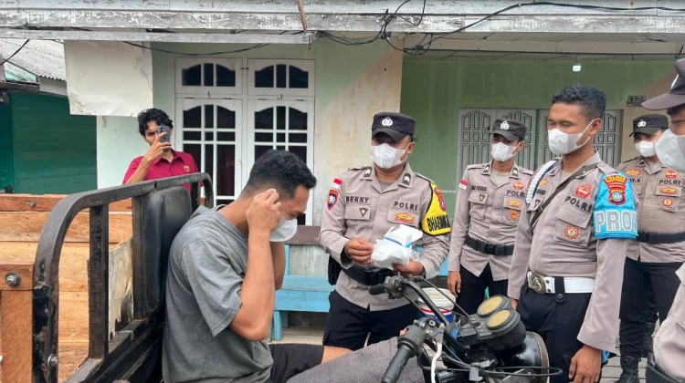 Polsek Pulau Laut Bersama Puskesmas Bagikan Masker