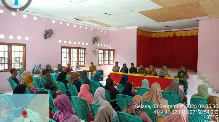 Warga Kadur Terima Bantuan Beras