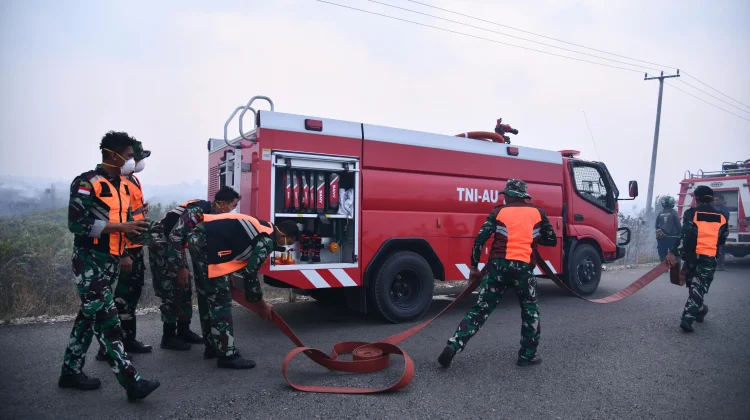 Lanud RSA Kembali Kerahkan Mobil PK untuk Tangani Karhutla di Natuna