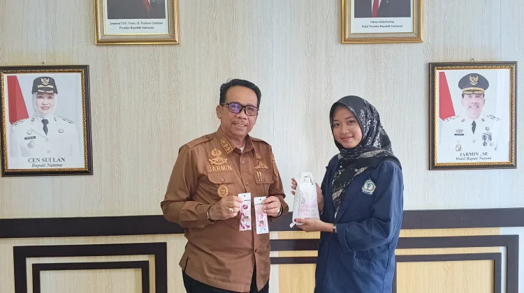 Wabup Natuna Borong Gantungan Kunci Karya Mahasiswi IAI Natuna