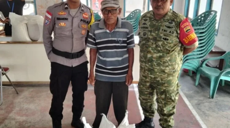 Babinsa Dampingi Penyaluran Bantuan Beras untuk 463 Warga Sedanau