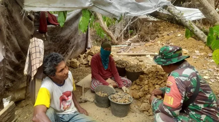 Gelar Komsos, Babinsa Tanjung Batang Sampaikan Imbauan Keselamatan