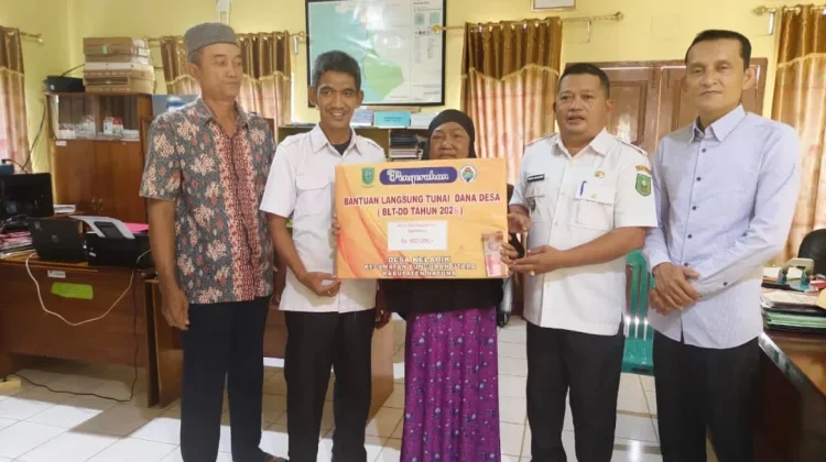 Camat Bunguran Utara Dampingi Penyaluran BLT Dana Desa
