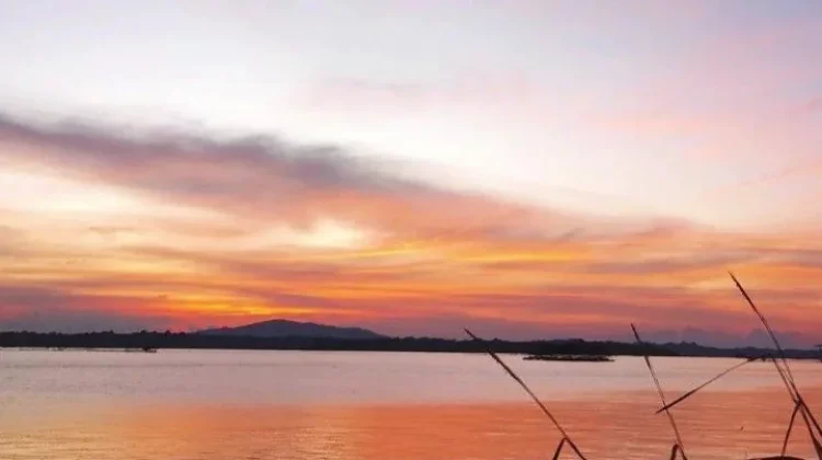 Seindah Lukisan, Sunset Warnai Langit dengan Semburat Jingga di Penagi