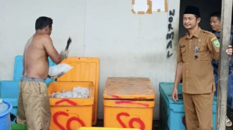 Camat Serasan Timur Imbau Tidak Buang Sampah ke Laut