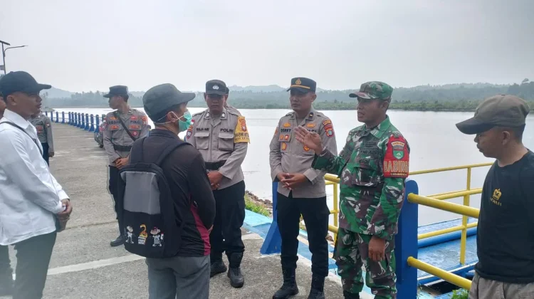 Babinsa Cek Ketersediaan Air Embung Pulau Laut