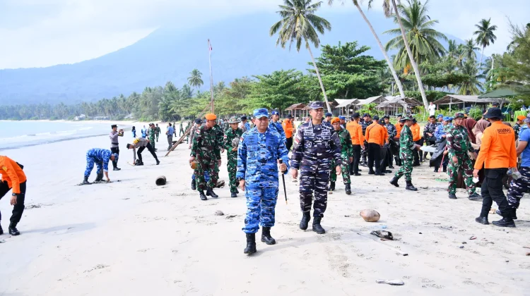 Danlanud RSA Pimpin Aksi Peduli Sampah di Pantai Tanjung