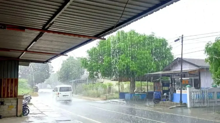 Ditengah cuaca panas dan kabut asap, Kabupaten Natuna diguyur hujan