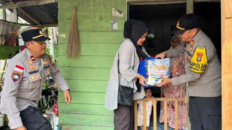 Polsek Bunguran Timur Salurkan Sembako kepada 15 Warga Kurang Mampu