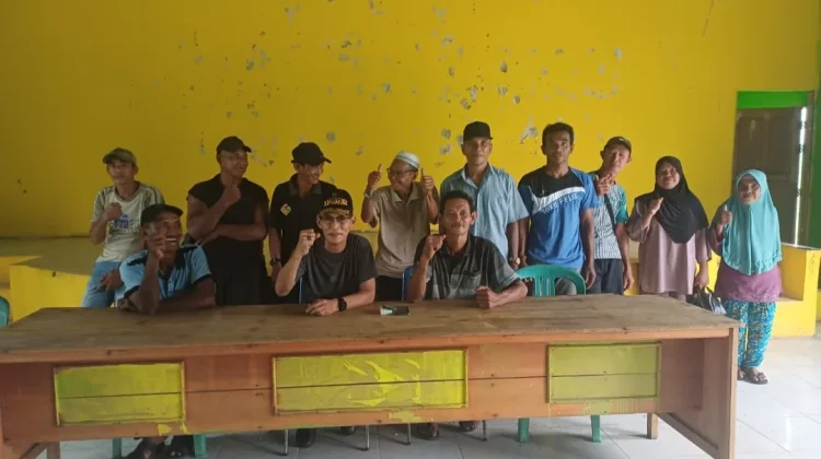 Kelompok Tani Kelarik Terima Bibit Kelapa