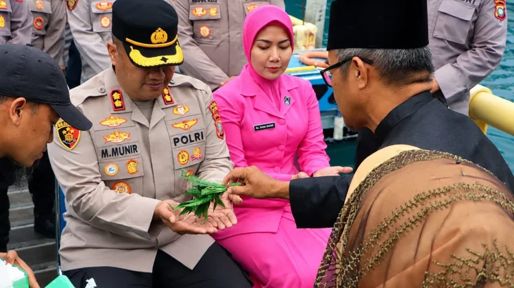 Kapolres Anambas Disambut Tradisi Tepung Tawar dan Pengalungan Kain Cual