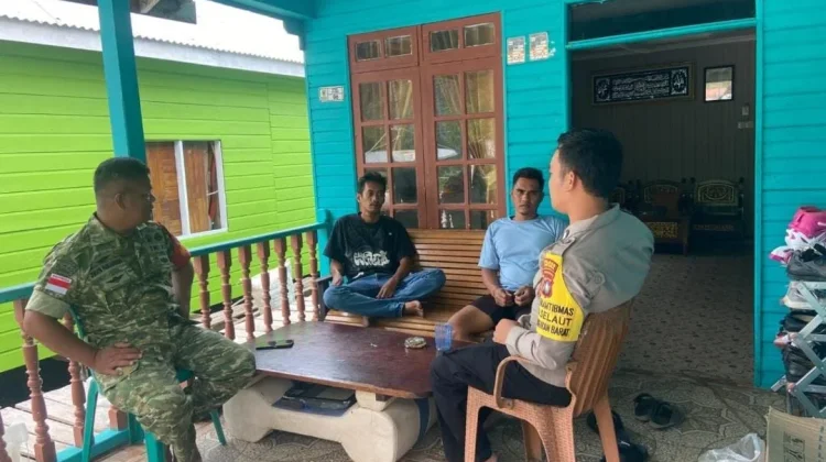 Sinergitas Babinsa Selaut Jalin Kedekatan Bersama Warga Melalui Komsos