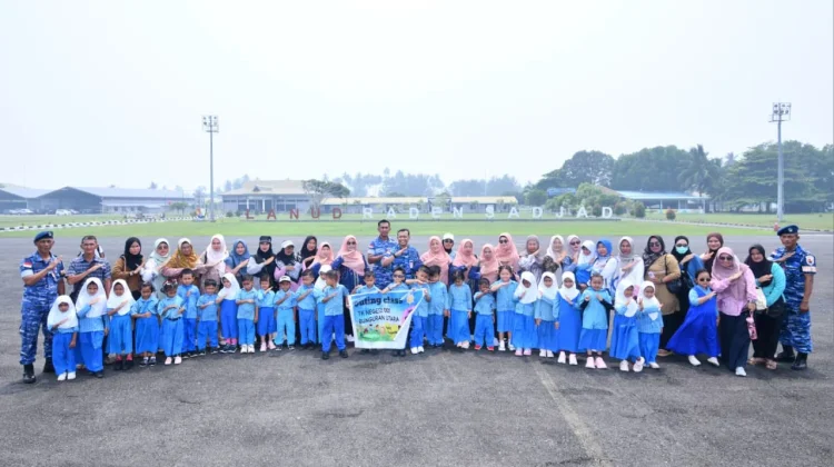 Lanud RSA Natuna Kenalkan Dunia Kedirgantaraan kepada Anak Usia Dini