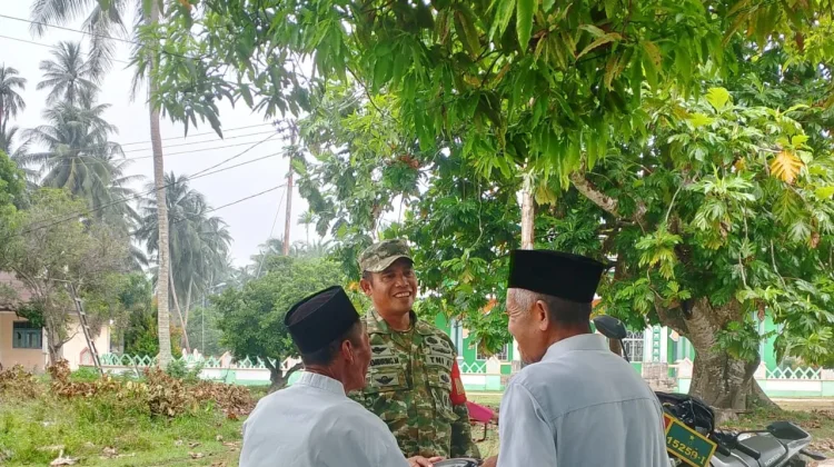 Babinsa Air Payang Perkuat Komunikasi Warga