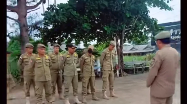 Satpol PP Tertibkan Reklame di Natuna