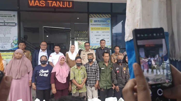 Pemkab Natuna Salurkan Bantuan Sosial dan Life Jacket